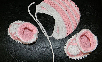 Детский комплект: шапочка и пинетки.