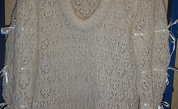 Белая кофта из козьего пуха.