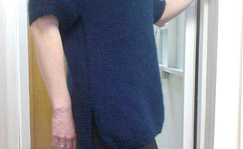 Темно-синий пуловер