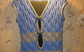 Жилет голубой с серой отделкой.