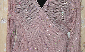 Розовый жакет с запахом с паетками.