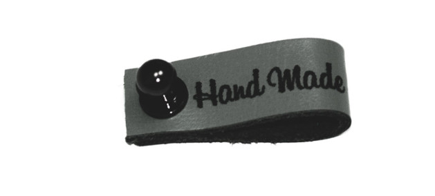Кожаная бирка «Hand Made» с кнопкой (Серая)